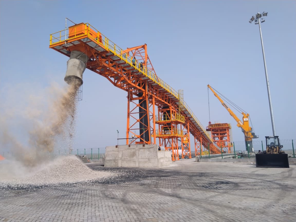 Bulk material conveyor and unloadingequipment at an industrial terminal