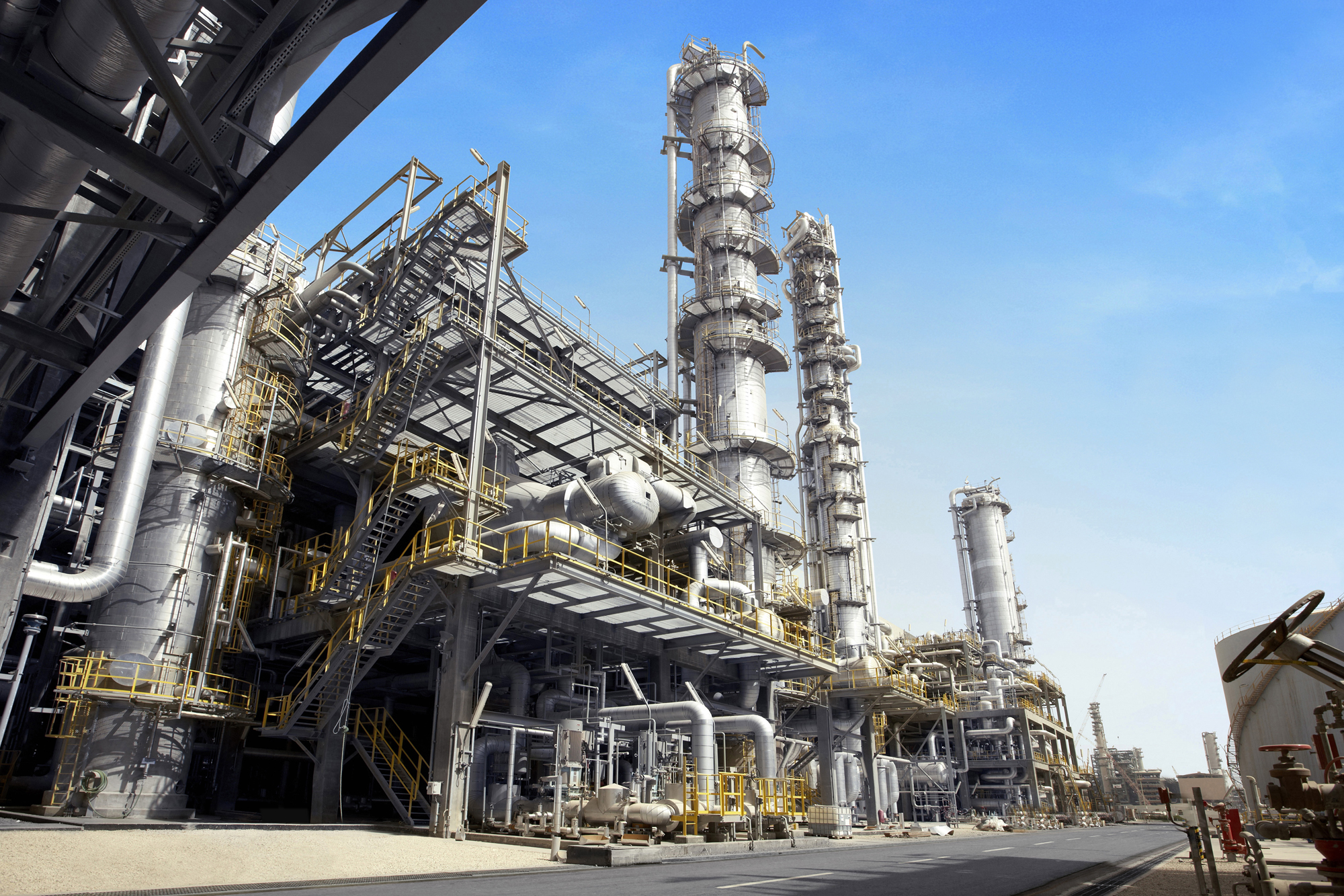 Integrated petrochemical plant with process towers, pipework, and coordinated steel structures